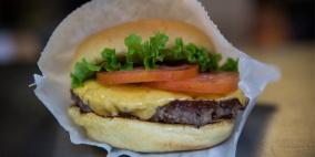 الهمبرغر والبطاطس المقلية لن تملأ جسمك فقط بالدهون.. بل تجعلك غبيا أيضا