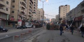 شبان من مخيم قلنديا يغلقون شارع رام الله- القدس بالكامل