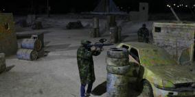 شباب يلهون  بلعبة "بينت بول" في مدينة اريحا