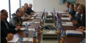 مصطفى يطلع وزير الاقتصاد الهولندي على إمكانيات النهوض بالاقتصاد الفلسطيني