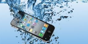 كيف تواجه مشكلة سقوط هاتفك في الماء؟