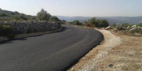 مشروع "طابو" ينجز أعمال تعبيد الطرق الداخلية في احدى مخططاته الواقعة في قراوة بني زيد