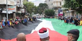 بالصور: أكبر علم فلسطيني بطول 100 متر في نابلس