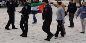 اعتقال شاب لرفعه علم فلسطين في وجه مستوطنين اقتحموا الاقصى
