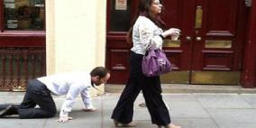 بالفيديو .. سيدة تجر رجلا بسلسلة في لندن