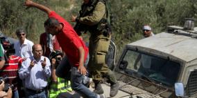 نشطاء المقاومة الشعبية يشتبكون مع الاحتلال لاغلاقه طريقا غرب رام الله