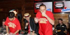 أمريكي يحطم الرقم القياسى بتناول 121 كعكة فى 6 دقائق