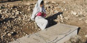 مسلمون يزورون مقابر أقاربهم في أول يوم لعيد الأضحى في مخيم الجلزون