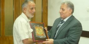 جمعية المكفوفين تقدم درعا تكريميا لرئيس بلدية طولكرم