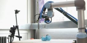 أم "روبوتية" تقوم على تنشئة "صغارها" وتربية جيل قادم