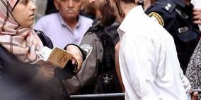 الاحتلال يعتقل شابة ويعتدي على مسن ويمنع النساء من دخول الأقصى