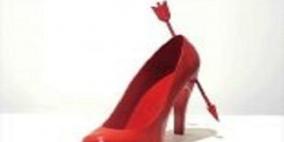 فنان شاب يخلد ذكرى علاقاته العاطفية بالأحذية