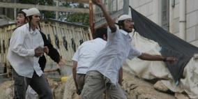 مستوطنون بحماية جنود الاحتلال يعتدون على منازل في الخليل