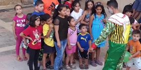 الساحر  مع الاطفال  في سوق الحرجة في رام الله