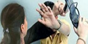 كويتية تؤدب زوجها وصديقته "بالنعال"