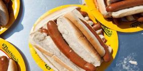 أمريكي يلتهم 52 شطيرة نقانق في 10 دقائق