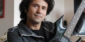 شيخ تركي يغني "الروك" بإذن من السلطات الدينية