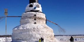 مزارع يحقق أمنيته بصنع رجل ثلج ارتفاعه 15 مترا