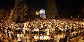 آلاف المواطنين يؤدون صلاتي التراويح والفجر في رحاب الأقصى