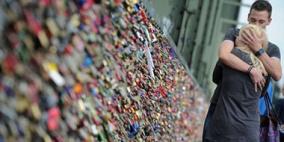 "هرمون الحب" يزيد من الكذب داخل الجماعة