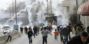 اصابة مواطن بكسور والعشرات بالاختناق بالغاز جنوب جنين