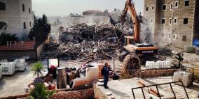 الاحتلال يهدم منشأتين تجاريتين في بيت عوا ودير سامت