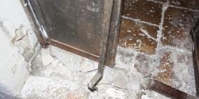 محافظ نابلس يتفقد المنازل التي داهمتها قوات الاحتلال في المدينة