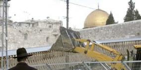 قوات الاحتلال تجرف أرضا قرب أسوار القدس القديمة