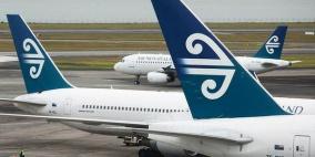 قبطان غضب من مساعده فحجزه خارج مقصورة القيادة