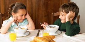 تناول الطفل للفاكهة والعصائر قبل الطعام يحميه من السمنة المبكرة