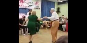 الفيديو: زوجان مسنان يدهشان الجمهور برقصهما