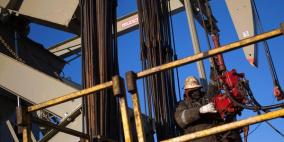 سابع خسارة أسبوعية تهوي بالخام الأميركي دون 43 دولارا