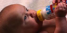 الرضاعة الصناعية تسبب الإصابة بالتهاب الأذن الوسطى عند الأطفال