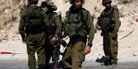 الاحتلال يعتدي على ثلاثة عمال جنوب الخليل