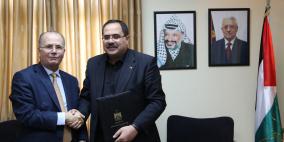 "التربية" ومؤسسة محمود عباس توقعان مذكرة تفاهم لتخصيص منح دراسية للفلسطينيين في سوريا ولبنان