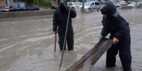 الدفاع المدني يتعامل مع 98 حادثا بالضفة نتيجة المنخفض