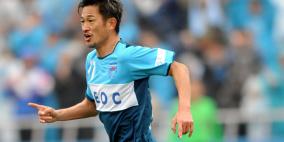 ناد يمدد عقد لاعب يبلغ 50 عاما