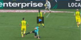 فيديو: حادثة لا مثيل لها.. حكم يركل لاعباً ثم يطرده