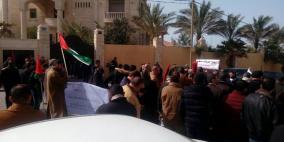 اعتصام لموظفي غزة تزامنا مع اجتماع اللجنة القانونية والادارية