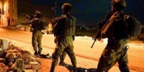 قوات الاحتلال تنهب مصاغا ذهبيا من منزل اسير محرر في الخليل