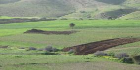 الاحتلال يجرف أراضي زراعية وينصب خياما في الأغوار