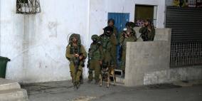 الاحتلال يقتحم بنايات بنابلس واعتقالات بالضفة 