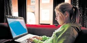  المراهقات اللواتي يستخدمن مواقع التواصل يفقدن السعادة