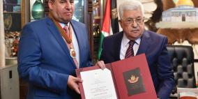 الرئيس يقلد النائب الأردني يحيى السعود نجمة الاستحقاق لدولة فلسطين