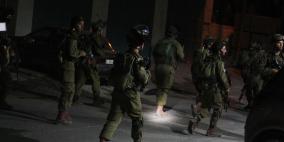 اعتقالات في تل وعزون ومداهمات في الضفة
