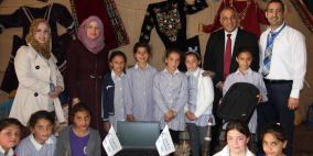 بنك الاسكان يتبرع بأجهزة حاسوب لمدرسة فيصل الحسيني في رام الله 
