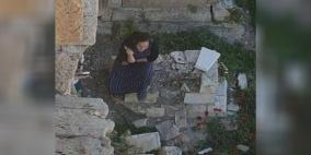 مستوطنتان تحطمان قبراً في مقبرة باب الرحمة في القدس 