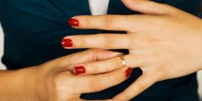 لماذا تخلع المرأة خاتم الزواج من يدها قبل مقابلة العمل؟
