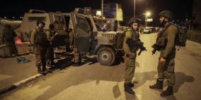 قوات الاحتلال تعتقل 21 مواطنا من الضفة