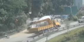 فيديو: رافعة تسحق شاحنة في حادث رهيب